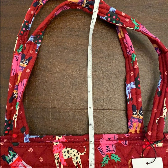 Vera Bradley Essential Grand Tote In Holiday Hounds NWT. 20” X 15” - Picture 4 of 7